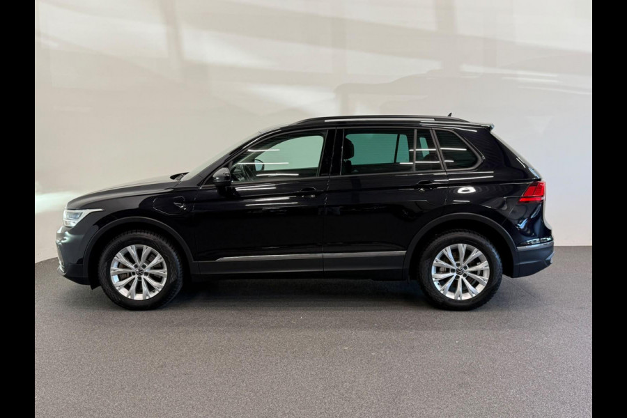 Volkswagen Tiguan 1.4 TSI e-Hybrid PHEV Automaat 245 pk Life SoH 91 % Navigatie  Discover Trekhaak Media ACC Camera Trekhaak Digital Cockpit 3-zone Climatronic CarPlay DAB+ LED