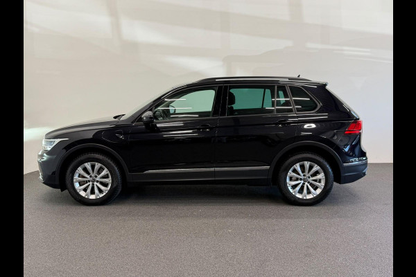 Volkswagen Tiguan 1.4 TSI e-Hybrid PHEV Automaat 245 pk Life SoH 91 % Navigatie  Discover Trekhaak Media ACC Camera Trekhaak Digital Cockpit 3-zone Climatronic CarPlay DAB+ LED