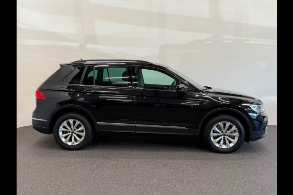 Volkswagen Tiguan 1.4 TSI e-Hybrid PHEV Automaat 245 pk Life SoH 91 % Navigatie  Discover Trekhaak Media ACC Camera Trekhaak Digital Cockpit 3-zone Climatronic CarPlay DAB+ LED