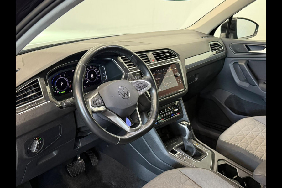 Volkswagen Tiguan 1.4 TSI e-Hybrid PHEV Automaat 245 pk Life SoH 91 % Navigatie  Discover Trekhaak Media ACC Camera Trekhaak Digital Cockpit 3-zone Climatronic CarPlay DAB+ LED