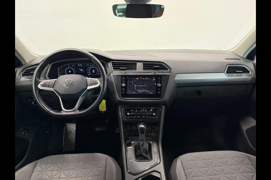 Volkswagen Tiguan 1.4 TSI e-Hybrid PHEV Automaat 245 pk Life SoH 91 % Navigatie  Discover Trekhaak Media ACC Camera Trekhaak Digital Cockpit 3-zone Climatronic CarPlay DAB+ LED