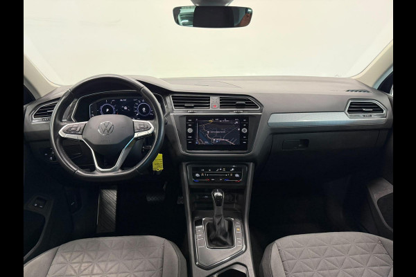 Volkswagen Tiguan 1.4 TSI e-Hybrid PHEV Automaat 245 pk Life SoH 91 % Navigatie  Discover Trekhaak Media ACC Camera Trekhaak Digital Cockpit 3-zone Climatronic CarPlay DAB+ LED