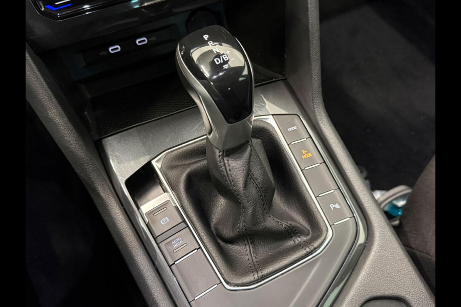 Volkswagen Tiguan 1.4 TSI e-Hybrid PHEV Automaat 245 pk Life SoH 91 % Navigatie  Discover Trekhaak Media ACC Camera Trekhaak Digital Cockpit 3-zone Climatronic CarPlay DAB+ LED