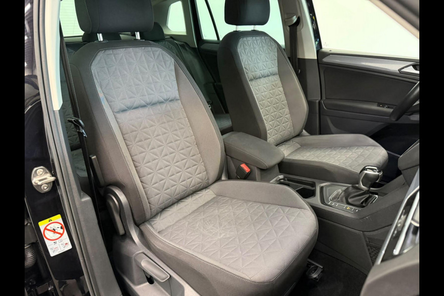 Volkswagen Tiguan 1.4 TSI e-Hybrid PHEV Automaat 245 pk Life SoH 91 % Navigatie  Discover Trekhaak Media ACC Camera Trekhaak Digital Cockpit 3-zone Climatronic CarPlay DAB+ LED