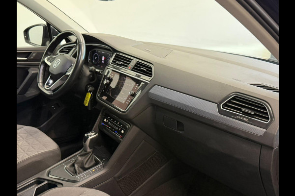 Volkswagen Tiguan 1.4 TSI e-Hybrid PHEV Automaat 245 pk Life SoH 91 % Navigatie  Discover Trekhaak Media ACC Camera Trekhaak Digital Cockpit 3-zone Climatronic CarPlay DAB+ LED