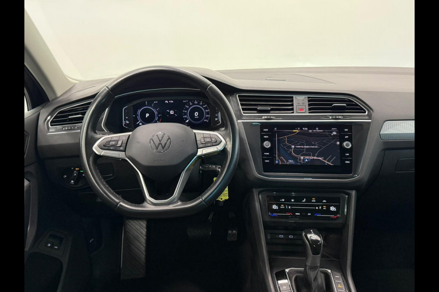Volkswagen Tiguan 1.4 TSI e-Hybrid PHEV Automaat 245 pk Life SoH 91 % Navigatie  Discover Trekhaak Media ACC Camera Trekhaak Digital Cockpit 3-zone Climatronic CarPlay DAB+ LED