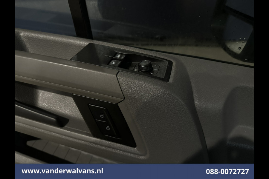 Volkswagen Crafter 2.0 TDI 140pk L3H3 (L2H2) Euro6 Airco | Massagestoel | Camera | Apple Carplay | Cruisecontrol Chauffeursstoel, Android Auto, 2800kg trekvermogen