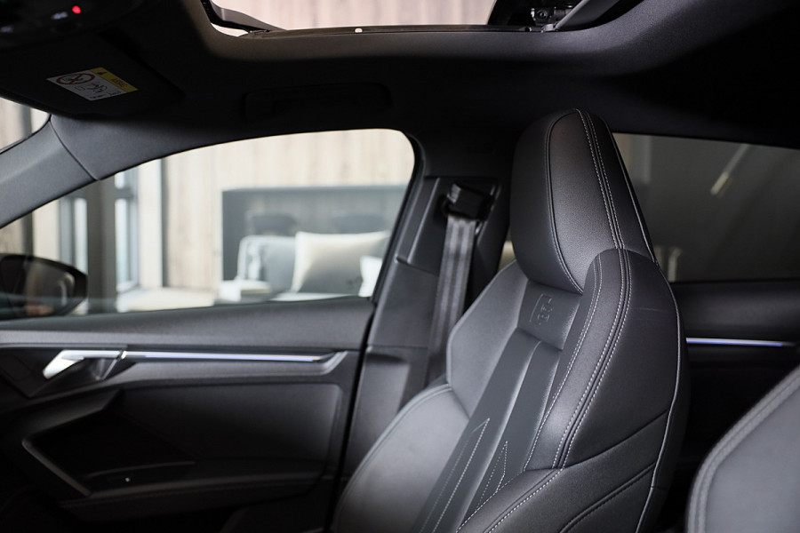 Audi A3 Sportback 45 TFSI e RS3 Look / 245 PK / RS Zetels / B & O / Leder / Lane Assist / Open Pano / Matrix / Virtual Cockpit