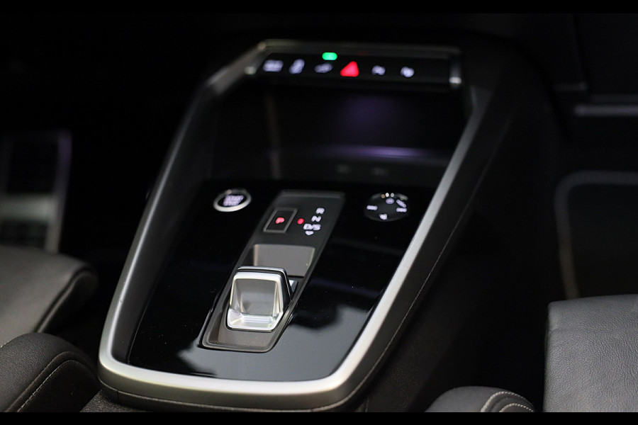 Audi A3 Sportback 45 TFSI e RS3 Look / 245 PK / RS Zetels / B & O / Leder / Lane Assist / Open Pano / Matrix / Virtual Cockpit