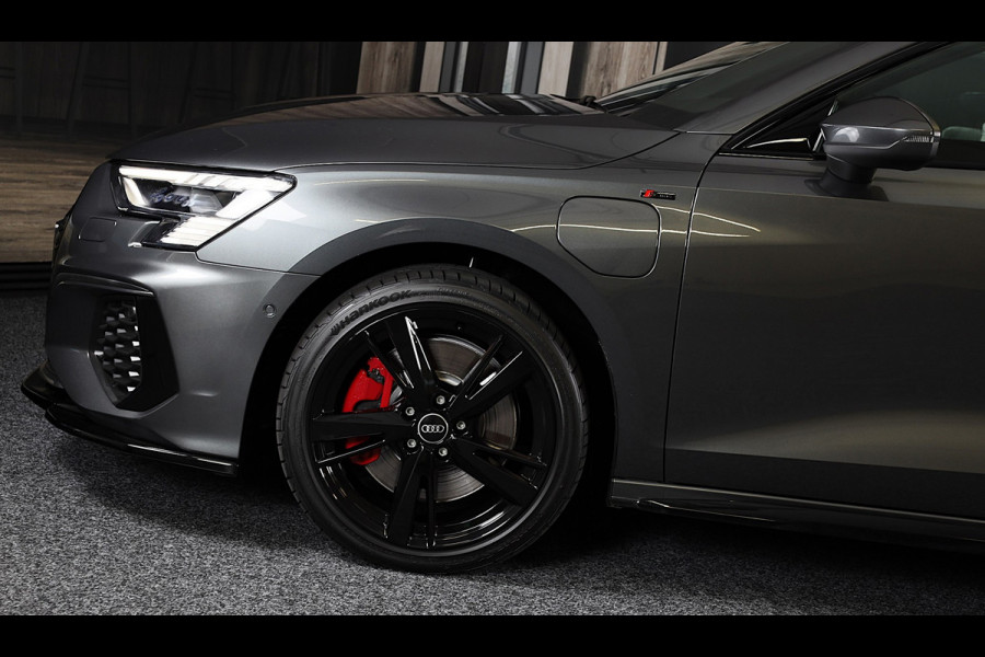 Audi A3 Sportback 45 TFSI e RS3 Look / 245 PK / RS Zetels / B & O / Leder / Lane Assist / Open Pano / Matrix / Virtual Cockpit