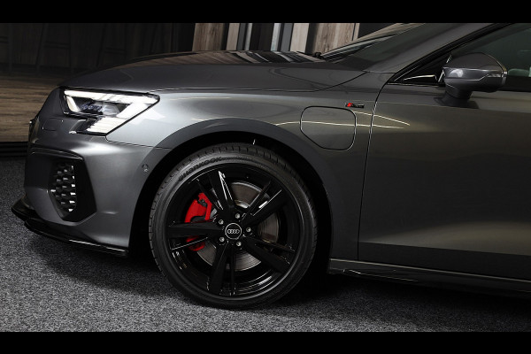 Audi A3 Sportback 45 TFSI e RS3 Look / 245 PK / RS Zetels / B & O / Leder / Lane Assist / Open Pano / Matrix / Virtual Cockpit