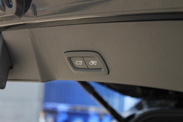 Volvo XC40 B4 211PK Automaat Plus Dark Semi elektrisch wegklapbare trekhaak / Google infotainment / Adaptieve Cruise Control / Verwarmbare voorruit