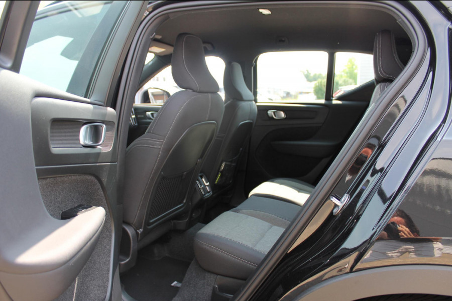 Volvo XC40 B4 211PK Automaat Plus Dark Semi elektrisch wegklapbare trekhaak / Google infotainment / Adaptieve Cruise Control / Verwarmbare voorruit