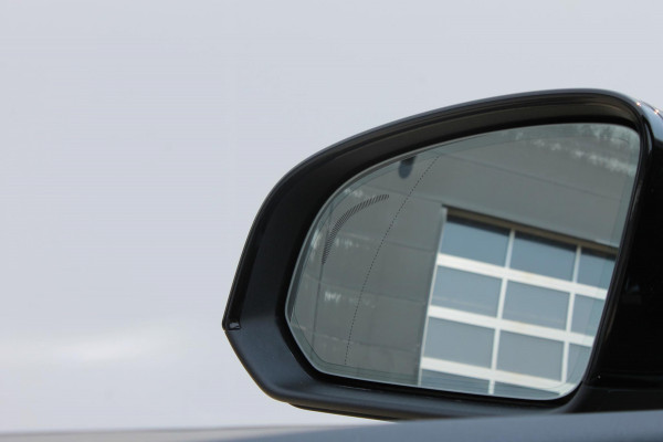 Volvo XC40 B4 211PK Automaat Plus Dark Semi elektrisch wegklapbare trekhaak / Google infotainment / Adaptieve Cruise Control / Verwarmbare voorruit