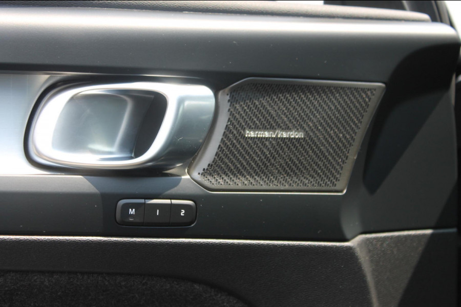 Volvo XC40 B4 211PK Automaat Plus Dark Semi elektrisch wegklapbare trekhaak / Google infotainment / Adaptieve Cruise Control / Verwarmbare voorruit
