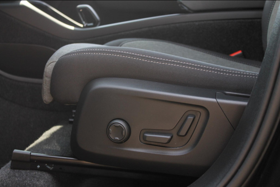 Volvo XC40 B4 211PK Automaat Plus Dark Semi elektrisch wegklapbare trekhaak / Google infotainment / Adaptieve Cruise Control / Verwarmbare voorruit