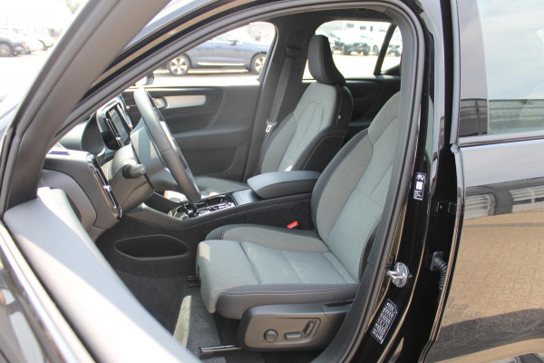 Volvo XC40 B4 211PK Automaat Plus Dark Semi elektrisch wegklapbare trekhaak / Google infotainment / Adaptieve Cruise Control / Verwarmbare voorruit
