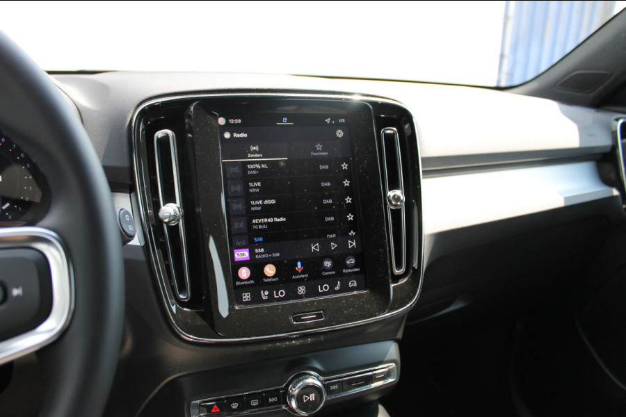 Volvo XC40 B4 211PK Automaat Plus Dark Semi elektrisch wegklapbare trekhaak / Google infotainment / Adaptieve Cruise Control / Verwarmbare voorruit