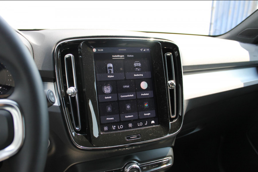 Volvo XC40 B4 211PK Automaat Plus Dark Semi elektrisch wegklapbare trekhaak / Google infotainment / Adaptieve Cruise Control / Verwarmbare voorruit