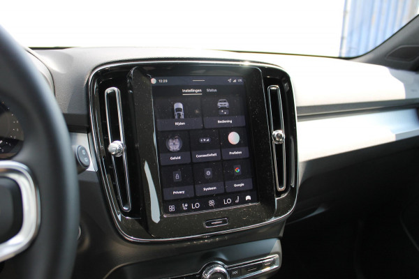 Volvo XC40 B4 211PK Automaat Plus Dark Semi elektrisch wegklapbare trekhaak / Google infotainment / Adaptieve Cruise Control / Verwarmbare voorruit