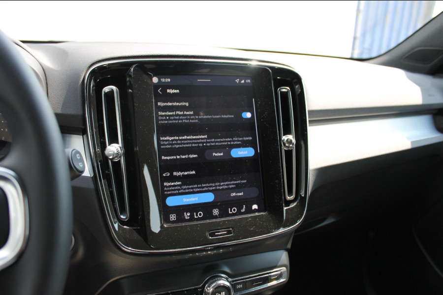 Volvo XC40 B4 211PK Automaat Plus Dark Semi elektrisch wegklapbare trekhaak / Google infotainment / Adaptieve Cruise Control / Verwarmbare voorruit