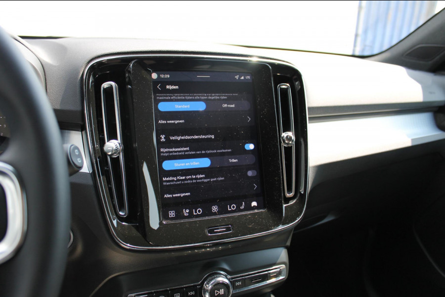 Volvo XC40 B4 211PK Automaat Plus Dark Semi elektrisch wegklapbare trekhaak / Google infotainment / Adaptieve Cruise Control / Verwarmbare voorruit