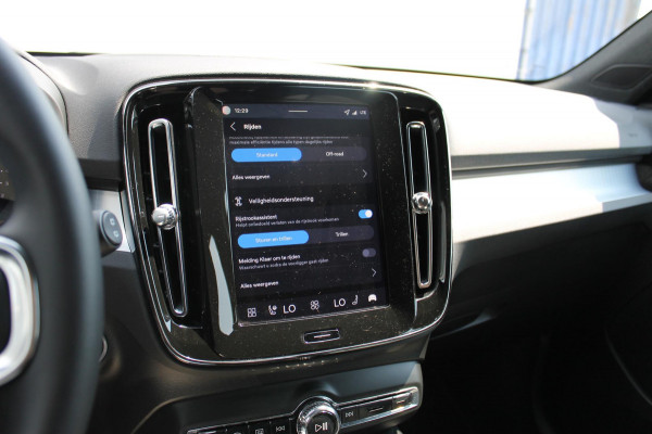 Volvo XC40 B4 211PK Automaat Plus Dark Semi elektrisch wegklapbare trekhaak / Google infotainment / Adaptieve Cruise Control / Verwarmbare voorruit