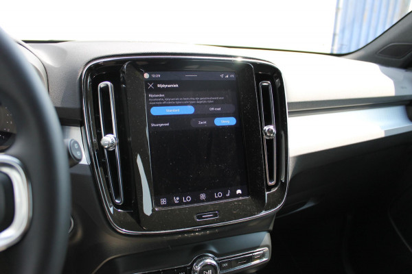 Volvo XC40 B4 211PK Automaat Plus Dark Semi elektrisch wegklapbare trekhaak / Google infotainment / Adaptieve Cruise Control / Verwarmbare voorruit
