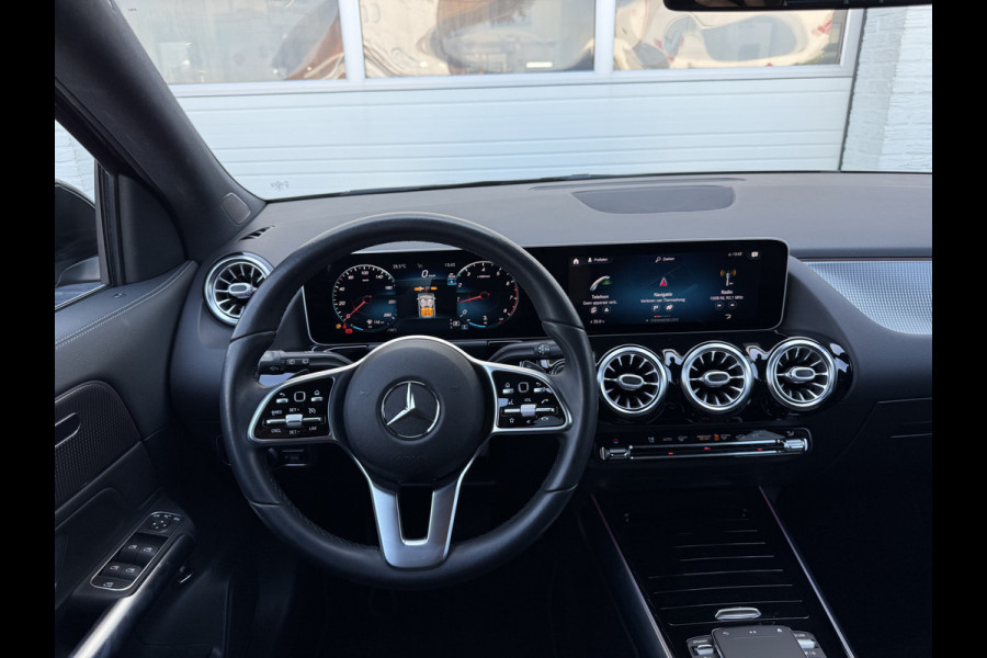 Mercedes-Benz GLA 200 Business Solution Luxury | Trekhaak | Ambient Light | LED | 18 inch