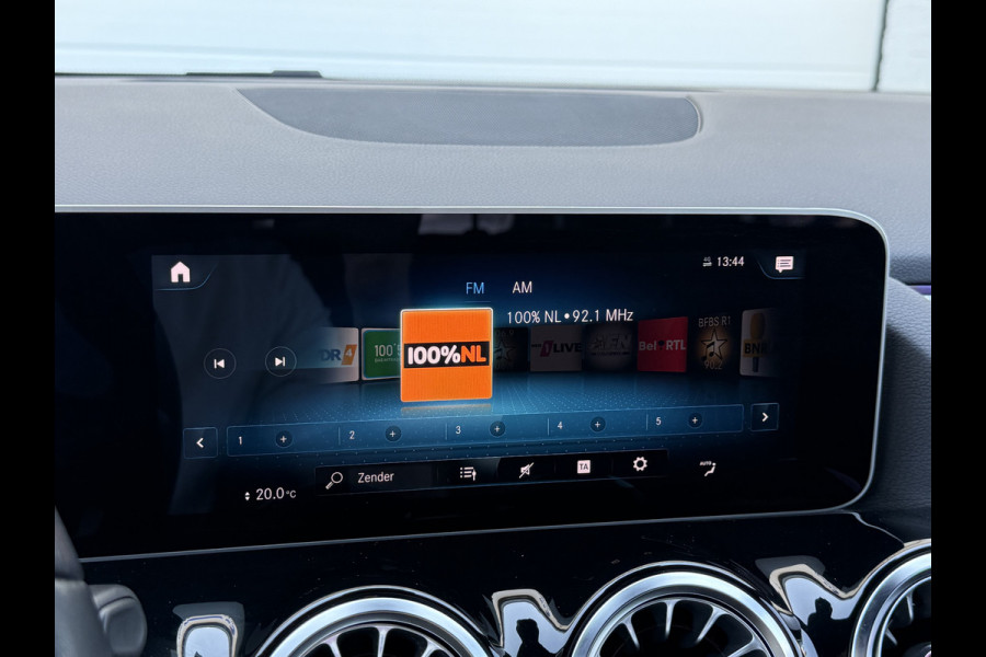 Mercedes-Benz GLA 200 Business Solution Luxury | Trekhaak | Ambient Light | LED | 18 inch