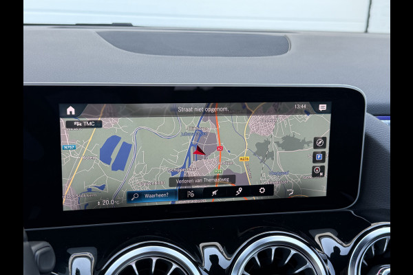 Mercedes-Benz GLA 200 Business Solution Luxury | Trekhaak | Ambient Light | LED | 18 inch