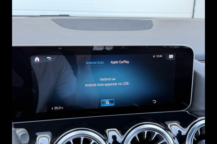 Mercedes-Benz GLA 200 Business Solution Luxury | Trekhaak | Ambient Light | LED | 18 inch
