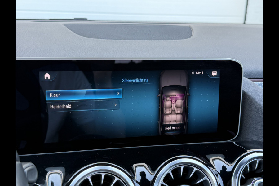 Mercedes-Benz GLA 200 Business Solution Luxury | Trekhaak | Ambient Light | LED | 18 inch