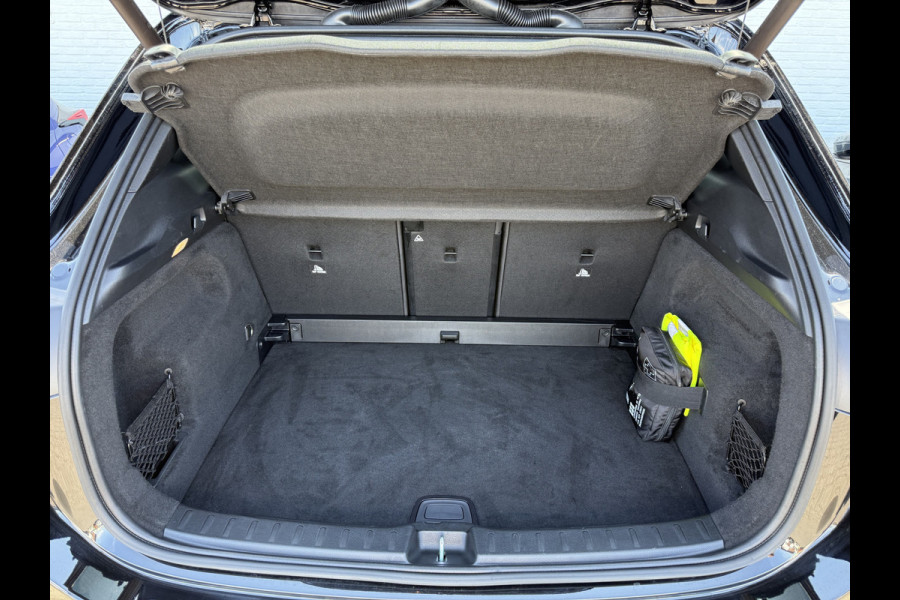 Mercedes-Benz GLA 200 Business Solution Luxury | Trekhaak | Ambient Light | LED | 18 inch