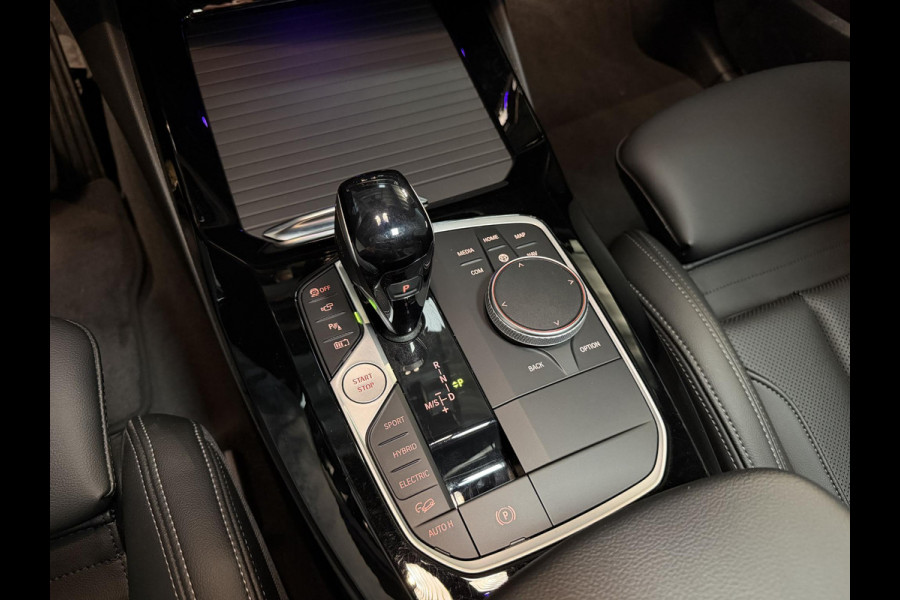 BMW X3 xDrive30e 19"/Trekhaak/Panoramdak/Leder + memory/Adaptieve cruise/Keyless/Dodehoek/Head-up/360 camera/HiFi/LED/Sfeerverlichting