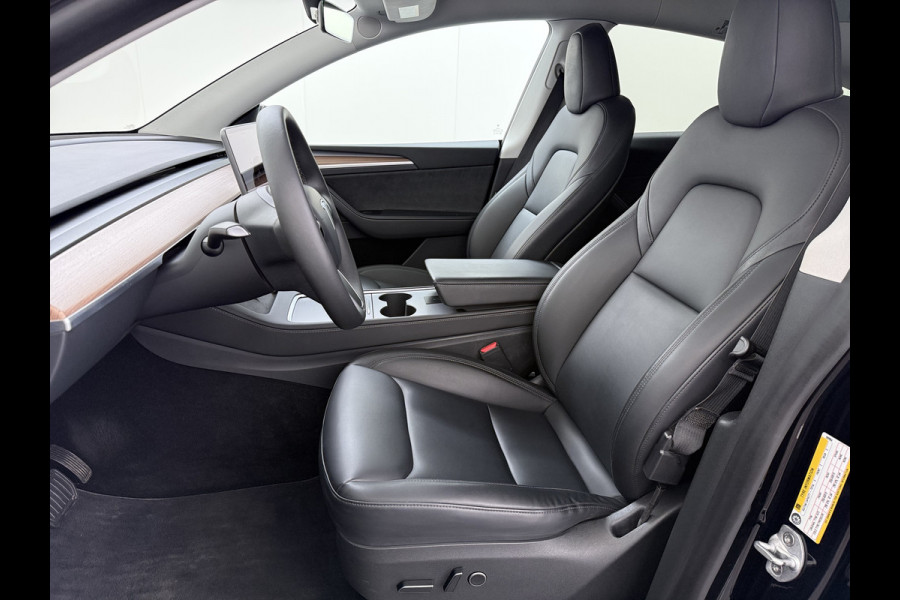 Tesla Model Y Long Range AWD 75kWh Warmtepomp Stoel+Stuur+Achterbankverwarming Premium Audio Leder Adap.Cruise Navi Camera's Ecc Keyless Voorv Elek.Achterklep AMD Ryzen™ Google Maps Dog+Kampeer modus Lmv 19" Led Privacy Glas Fabrieksgarantie op Accu en Motor tot 13-4-2031/192.000KM