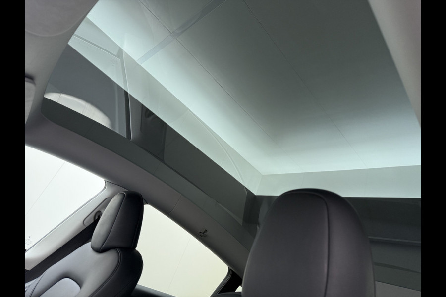 Tesla Model Y Long Range AWD 75kWh Warmtepomp Stoel+Stuur+Achterbankverwarming Premium Audio Leder Adap.Cruise Navi Camera's Ecc Keyless Voorv Elek.Achterklep AMD Ryzen™ Google Maps Dog+Kampeer modus Lmv 19" Led Privacy Glas Fabrieksgarantie op Accu en Motor tot 13-4-2031/192.000KM
