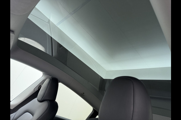Tesla Model Y Long Range AWD 75kWh Warmtepomp Stoel+Stuur+Achterbankverwarming Premium Audio Leder Adap.Cruise Navi Camera's Ecc Keyless Voorv Elek.Achterklep AMD Ryzen™ Google Maps Dog+Kampeer modus Lmv 19" Led Privacy Glas Fabrieksgarantie op Accu en Motor tot 13-4-2031/192.000KM
