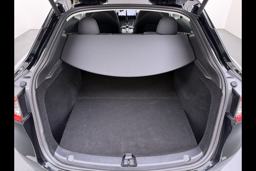 Tesla Model Y Long Range AWD 75kWh Warmtepomp Stoel+Stuur+Achterbankverwarming Premium Audio Leder Adap.Cruise Navi Camera's Ecc Keyless Voorv Elek.Achterklep AMD Ryzen™ Google Maps Dog+Kampeer modus Lmv 19" Led Privacy Glas Fabrieksgarantie op Accu en Motor tot 13-4-2031/192.000KM