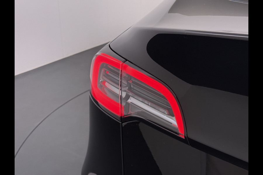 Tesla Model Y Long Range AWD 75kWh Warmtepomp Stoel+Stuur+Achterbankverwarming Premium Audio Leder Adap.Cruise Navi Camera's Ecc Keyless Voorv Elek.Achterklep AMD Ryzen™ Google Maps Dog+Kampeer modus Lmv 19" Led Privacy Glas Fabrieksgarantie op Accu en Motor tot 13-4-2031/192.000KM
