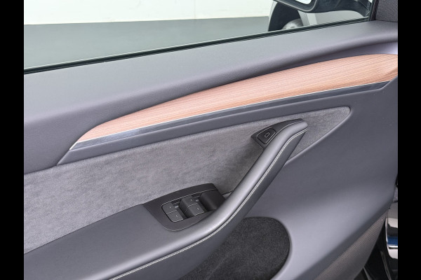 Tesla Model Y Long Range AWD 75kWh Warmtepomp Stoel+Stuur+Achterbankverwarming Premium Audio Leder Adap.Cruise Navi Camera's Ecc Keyless Voorv Elek.Achterklep AMD Ryzen™ Google Maps Dog+Kampeer modus Lmv 19" Led Privacy Glas Fabrieksgarantie op Accu en Motor tot 13-4-2031/192.000KM