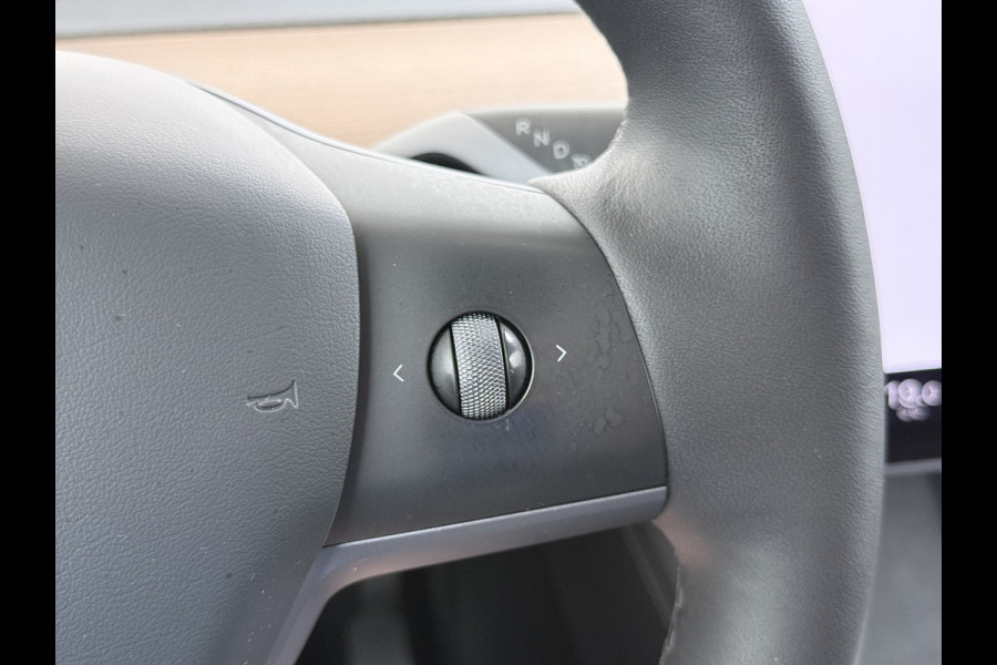 Tesla Model Y Long Range AWD 75kWh Warmtepomp Stoel+Stuur+Achterbankverwarming Premium Audio Leder Adap.Cruise Navi Camera's Ecc Keyless Voorv Elek.Achterklep AMD Ryzen™ Google Maps Dog+Kampeer modus Lmv 19" Led Privacy Glas Fabrieksgarantie op Accu en Motor tot 13-4-2031/192.000KM