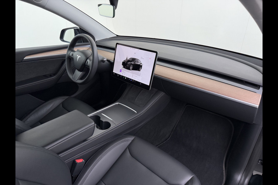 Tesla Model Y Long Range AWD 75kWh Warmtepomp Stoel+Stuur+Achterbankverwarming Premium Audio Leder Adap.Cruise Navi Camera's Ecc Keyless Voorv Elek.Achterklep AMD Ryzen™ Google Maps Dog+Kampeer modus Lmv 19" Led Privacy Glas Fabrieksgarantie op Accu en Motor tot 13-4-2031/192.000KM