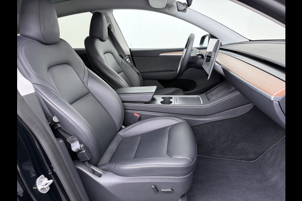 Tesla Model Y Long Range AWD 75kWh Warmtepomp Stoel+Stuur+Achterbankverwarming Premium Audio Leder Adap.Cruise Navi Camera's Ecc Keyless Voorv Elek.Achterklep AMD Ryzen™ Google Maps Dog+Kampeer modus Lmv 19" Led Privacy Glas Fabrieksgarantie op Accu en Motor tot 13-4-2031/192.000KM