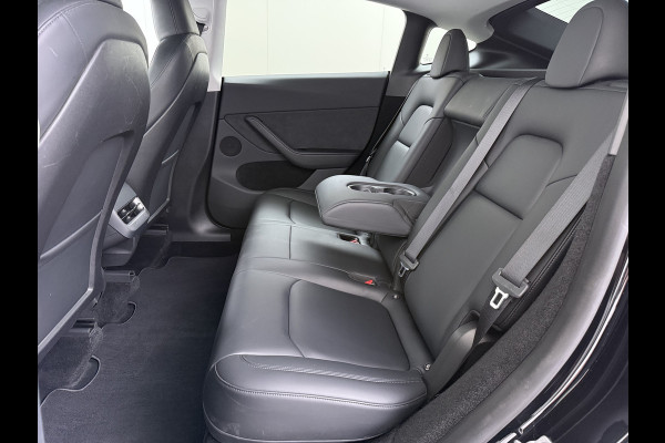 Tesla Model Y Long Range AWD 75kWh Warmtepomp Stoel+Stuur+Achterbankverwarming Premium Audio Leder Adap.Cruise Navi Camera's Ecc Keyless Voorv Elek.Achterklep AMD Ryzen™ Google Maps Dog+Kampeer modus Lmv 19" Led Privacy Glas Fabrieksgarantie op Accu en Motor tot 13-4-2031/192.000KM