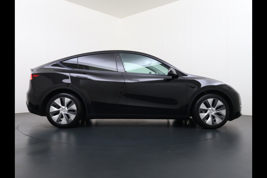 Tesla Model Y Long Range AWD 75kWh Warmtepomp Stoel+Stuur+Achterbankverwarming Premium Audio Leder Adap.Cruise Navi Camera's Ecc Keyless Voorv Elek.Achterklep AMD Ryzen™ Google Maps Dog+Kampeer modus Lmv 19" Led Privacy Glas Fabrieksgarantie op Accu en Motor tot 13-4-2031/192.000KM