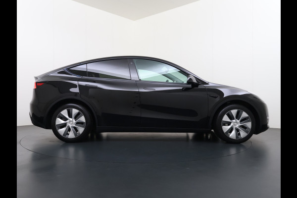 Tesla Model Y Long Range AWD 75kWh Warmtepomp Stoel+Stuur+Achterbankverwarming Premium Audio Leder Adap.Cruise Navi Camera's Ecc Keyless Voorv Elek.Achterklep AMD Ryzen™ Google Maps Dog+Kampeer modus Lmv 19" Led Privacy Glas Fabrieksgarantie op Accu en Motor tot 13-4-2031/192.000KM