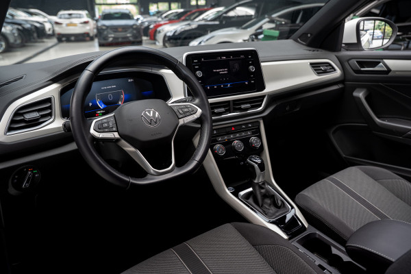 Volkswagen T-Roc Cabrio 1.5 TSI Navi Virtual C. Camera Beats PDC Stuurverwarming LED Stoelverwarming Climate Lederen dashboard LM velgen