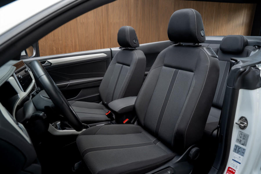 Volkswagen T-Roc Cabrio 1.5 TSI Navi Virtual C. Camera Beats PDC Stuurverwarming LED Stoelverwarming Climate Lederen dashboard LM velgen