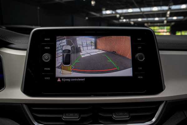 Volkswagen T-Roc Cabrio 1.5 TSI Navi Virtual C. Camera Beats PDC Stuurverwarming LED Stoelverwarming Climate Lederen dashboard LM velgen